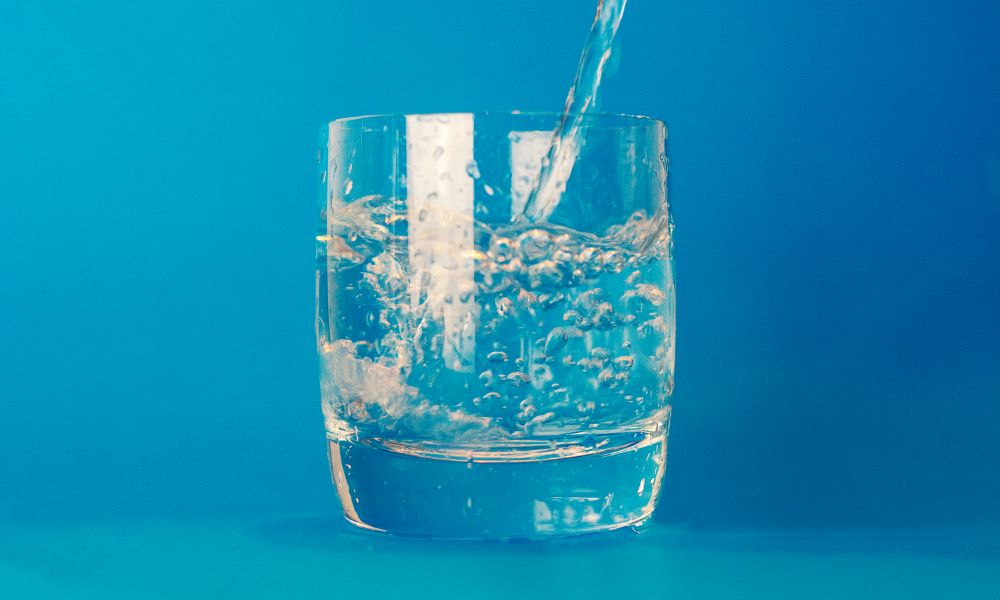 aqua-pure-viz-poharban Hűtőszűrő: A tiszta víz kulcsa modern otthonunkban
